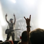 Laute Konzerte & Festivals als Ausgleich zum ruhigen Arbeitsalltag.