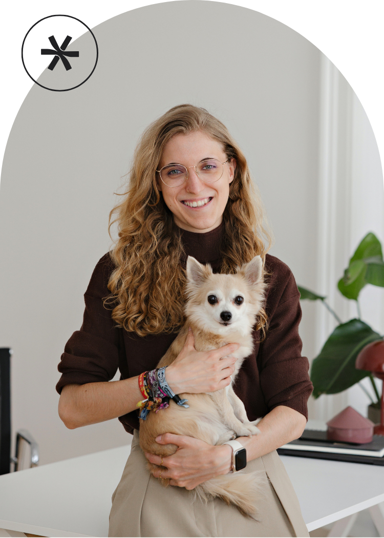Celina Klestorfer, Expertin für digitale Organisation und Büroprozesse mit einem ihrer beiden Hunde.