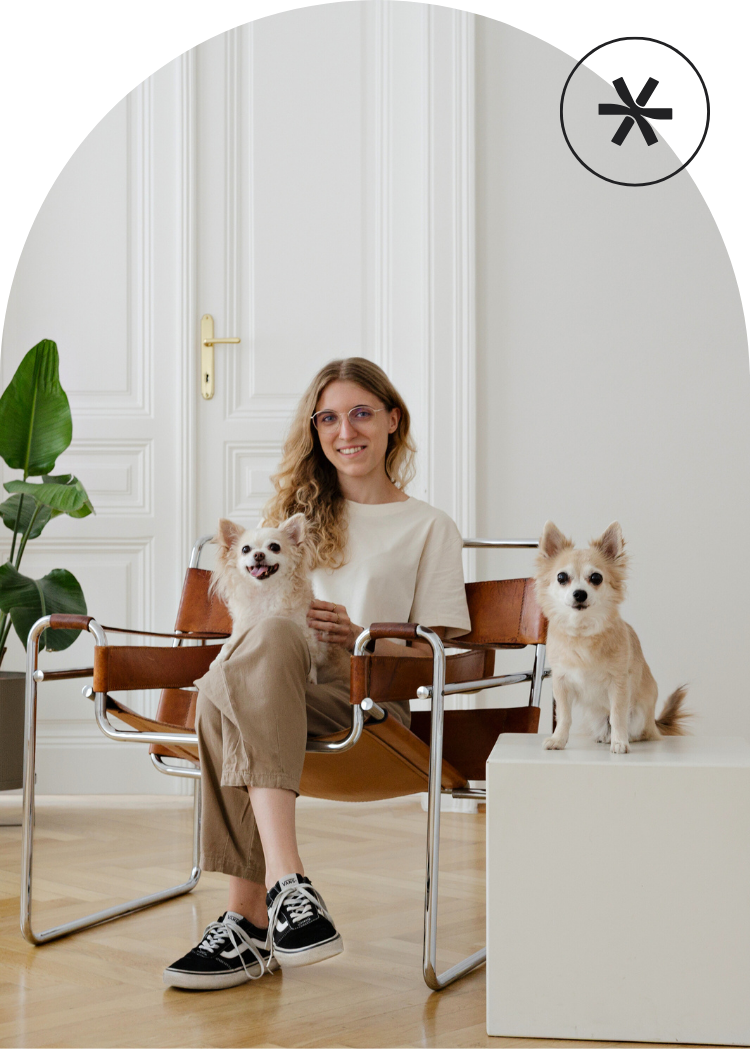 Celina Klestorfer, Expertin für digitale Organisation und Büroprozesse mit ihrem beiden Hunden.
