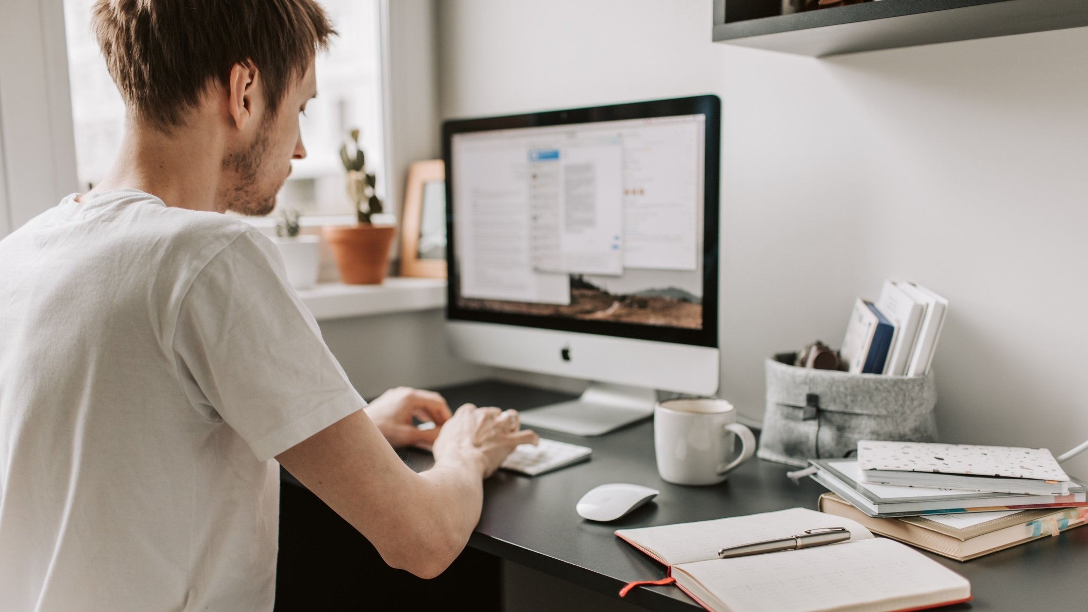 Unternehmer gibt seinen Mitarbeitern Feedback zur vergangenen Woche.