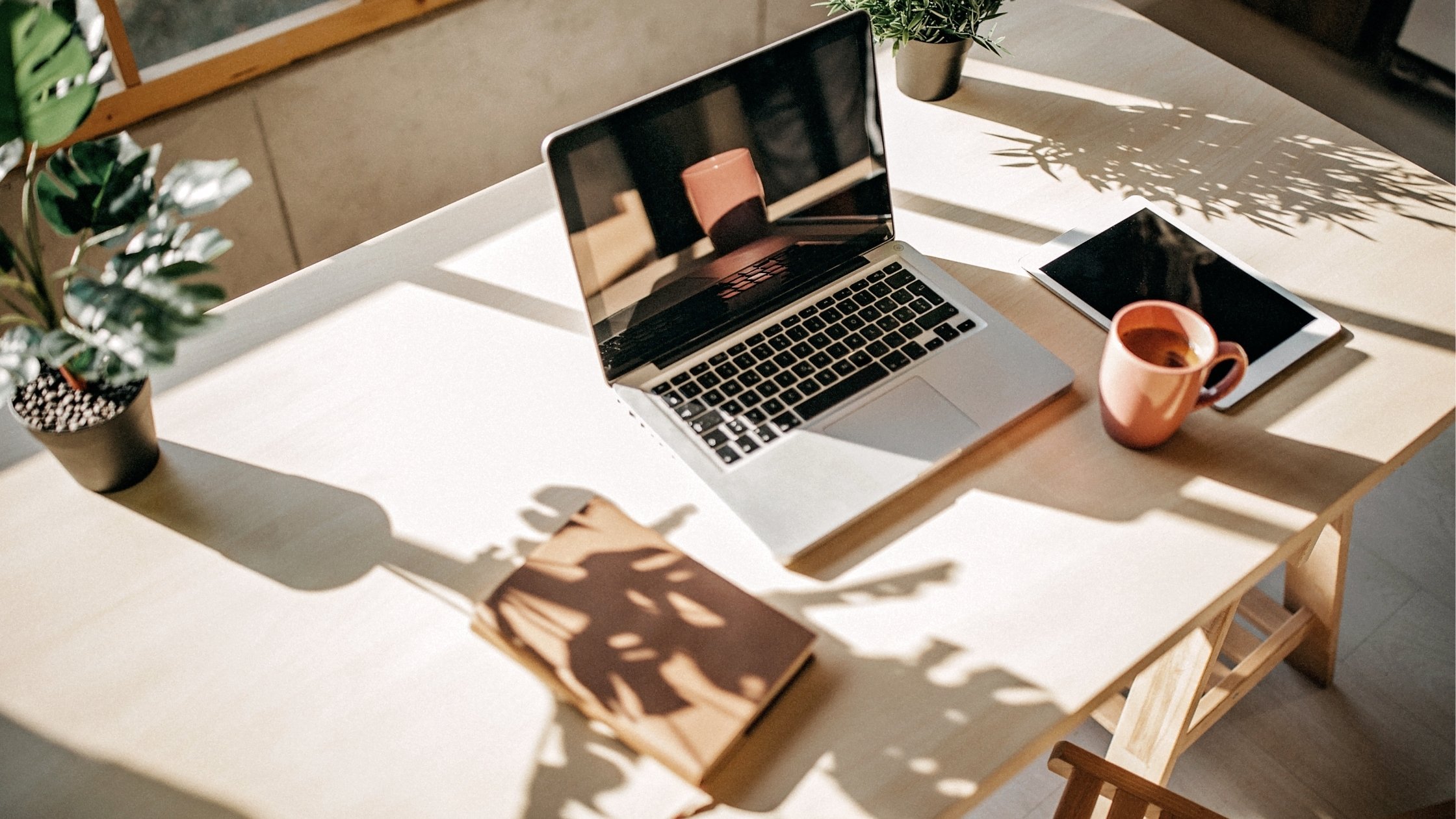 Ein minimaoistisches, digitales Bürosetup sorgt für einen klaren Kopf.