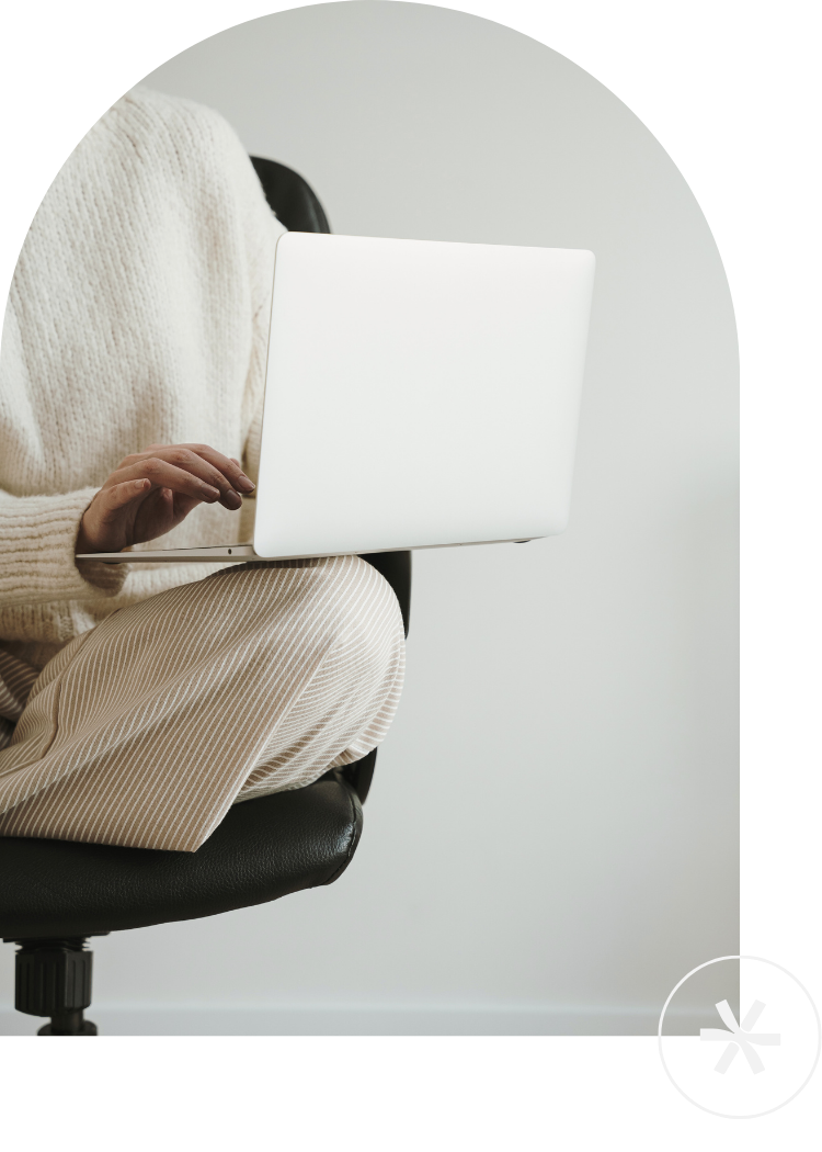 Unternehmerin die bequem auf ihrem Laptop mit effizienten digitalen Tools ihr Unternehmen führen kann.