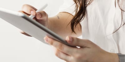 Unternehmerin prüft ihre Präsenz auf Social Media und im Web.