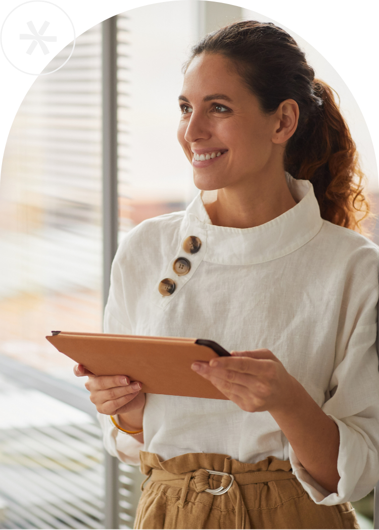 Erfolgreiche Unternehmerin mit Tablet in der Hand.
