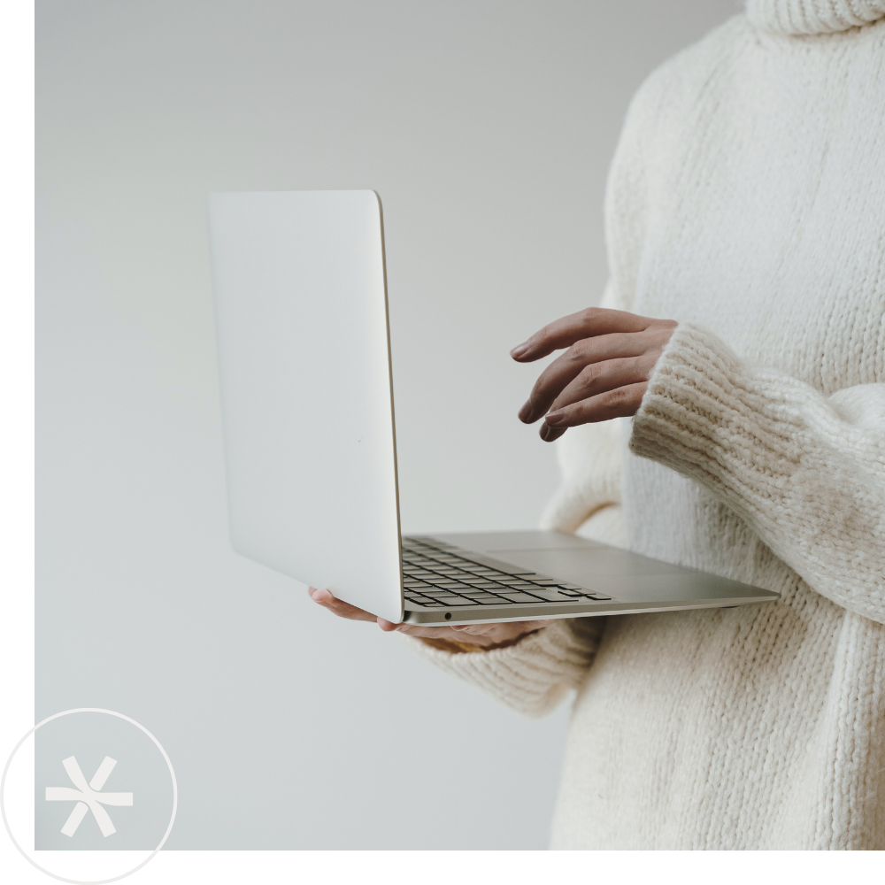 Selbstständige Frau organisiert ihren Unternehmensalltag ganz entspannt und unkompliziert über digitale Tools auf ihrem Laptop.